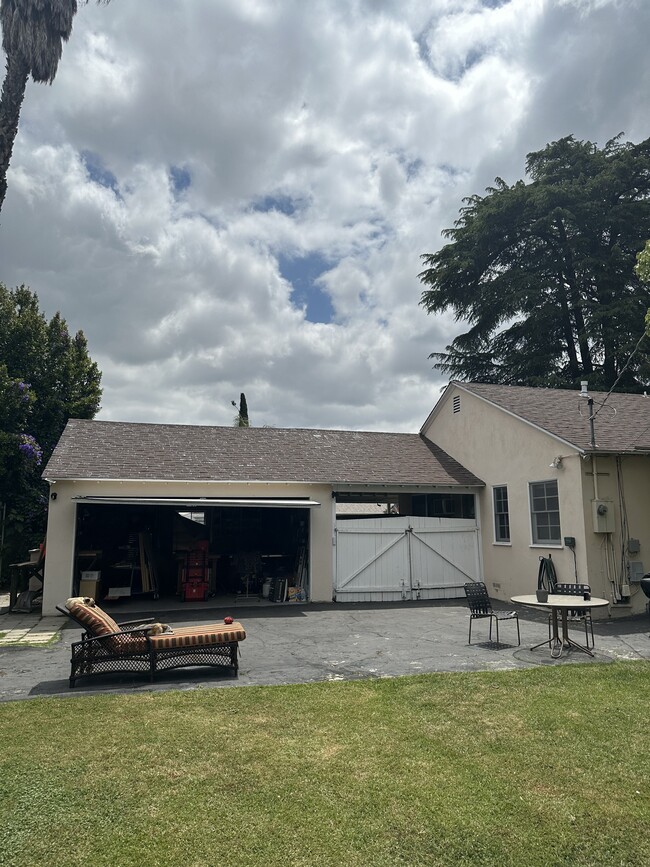 Building Photo - 4911 Greenbush Ave