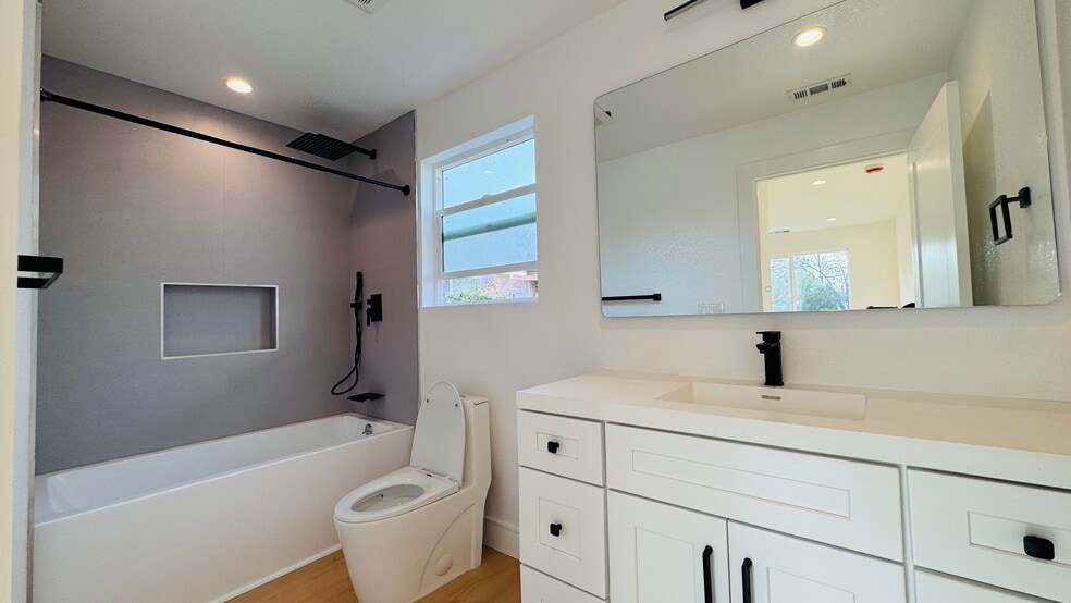 Building Photo - 374 S 21st St