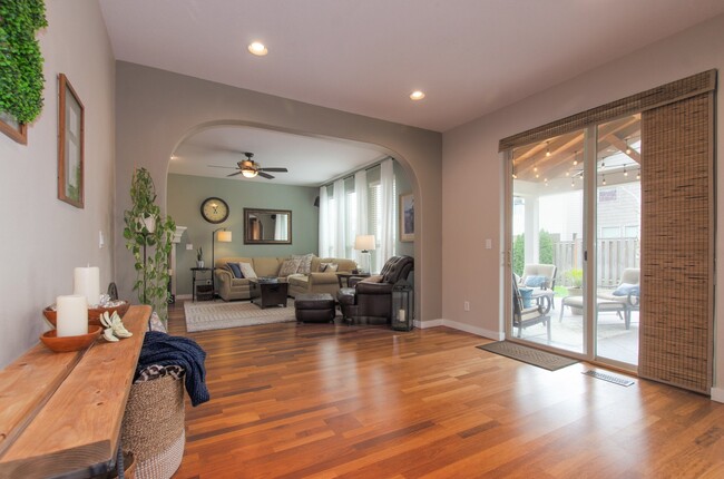 Building Photo - Large 3 bdrm / 2.5 bath with open floor pl...
