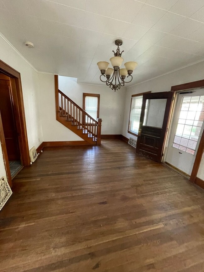 Building Photo - 3 Bedroom, 2 Bathroom House Located in Sta...