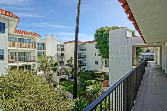 Building Photo - Recently Updated, Top-Floor 2BR2BA Condo i...