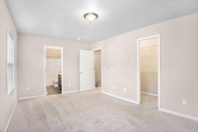 Building Photo - Immediate Occupancy Available!