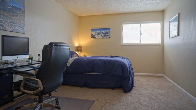 Building Photo - Comfy 2b/2ba with Outdoor Pool!