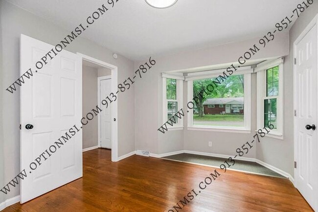 Building Photo - Available NOW in Raytown