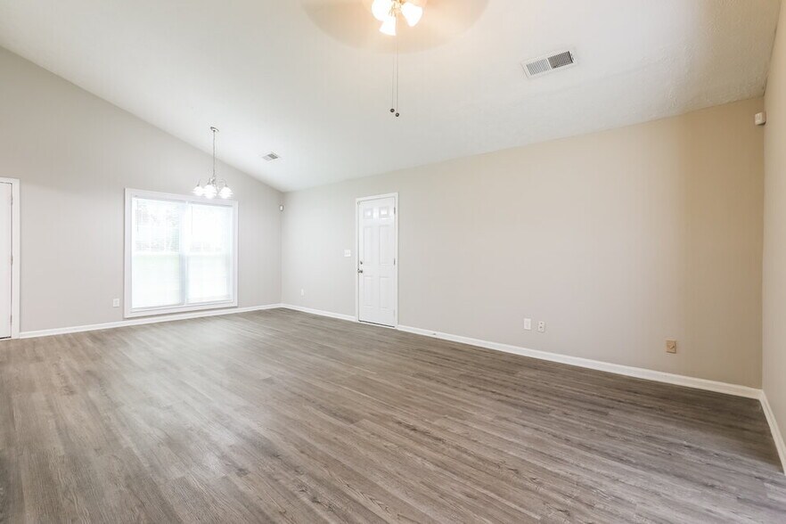 Building Photo - 9512 Forest Knoll Dr