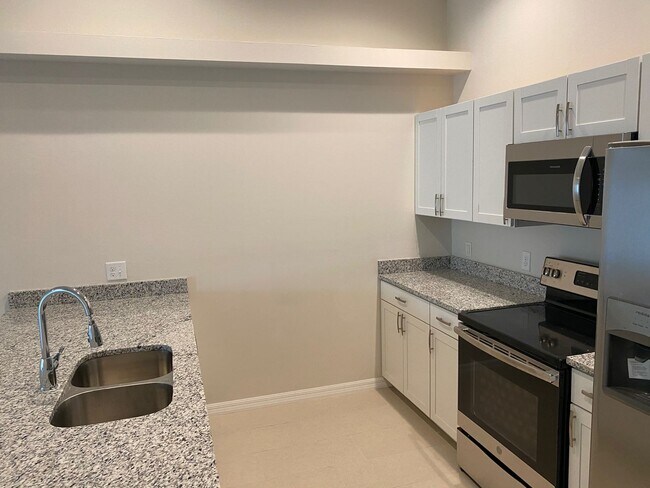 Building Photo - Available Now Stunning 3 bedroom 2 bathroom duplex