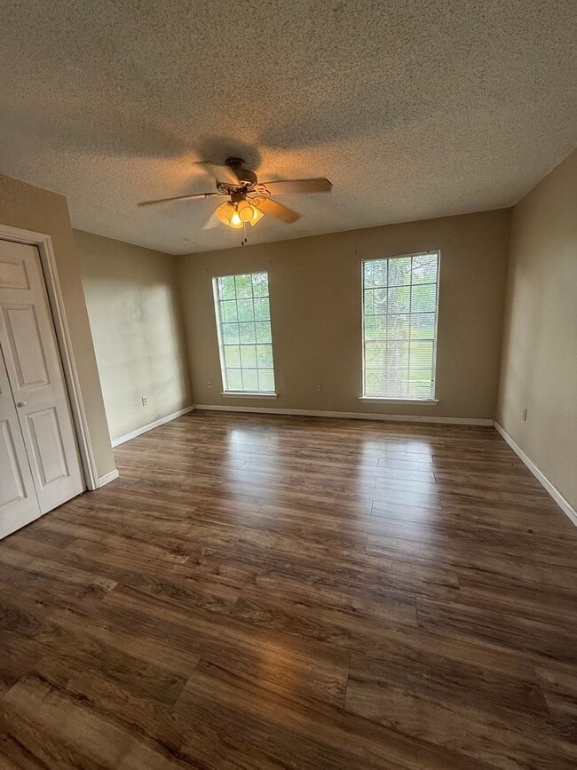 Building Photo - 1110-1112 Willow Creek Dr