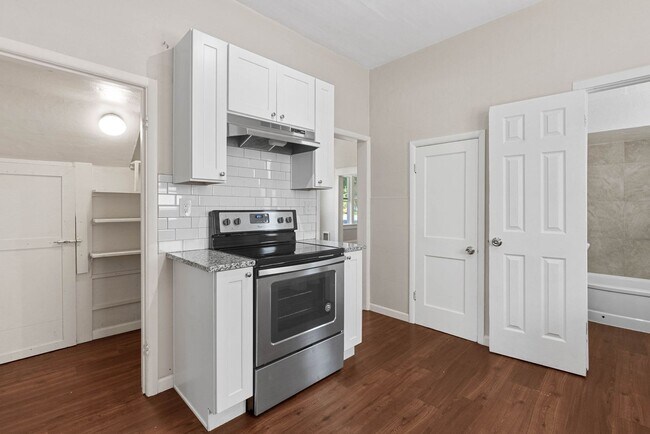 Building Photo - Renovated 5 Bed, 2 Bath House + Office EWU Off Campus Housing! AVAILABLE 7/20!