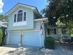 Building Photo - Moss Creek Home with a Gorgeous Water View!