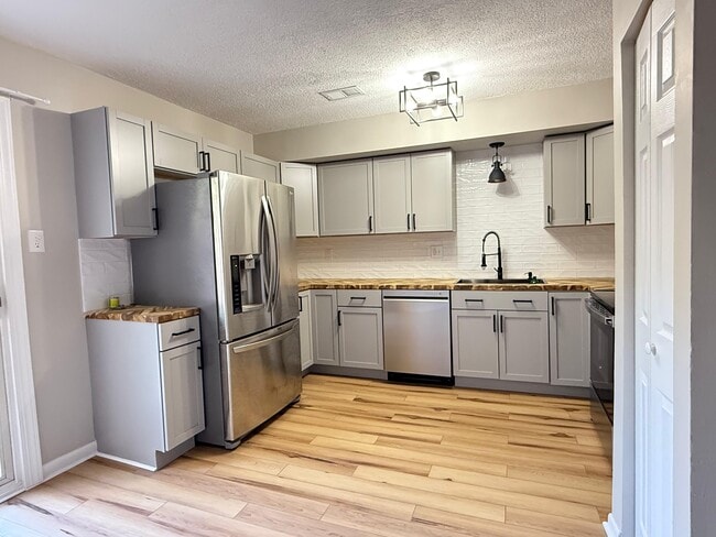 Primary Photo - 1905 Walnut Ridge Dr