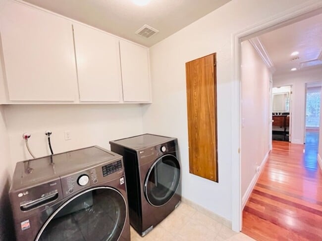 Building Photo - Gorgeous 3Bd/2BA + Den/Office or 4th Bedro...