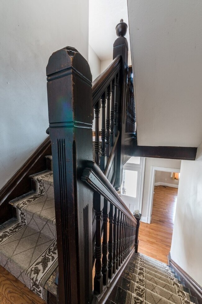 Building Photo - AVAILABLE AUGUST 2026 - Unique 3 Bedroom + den w/ Central AC in the South Side Slopes!