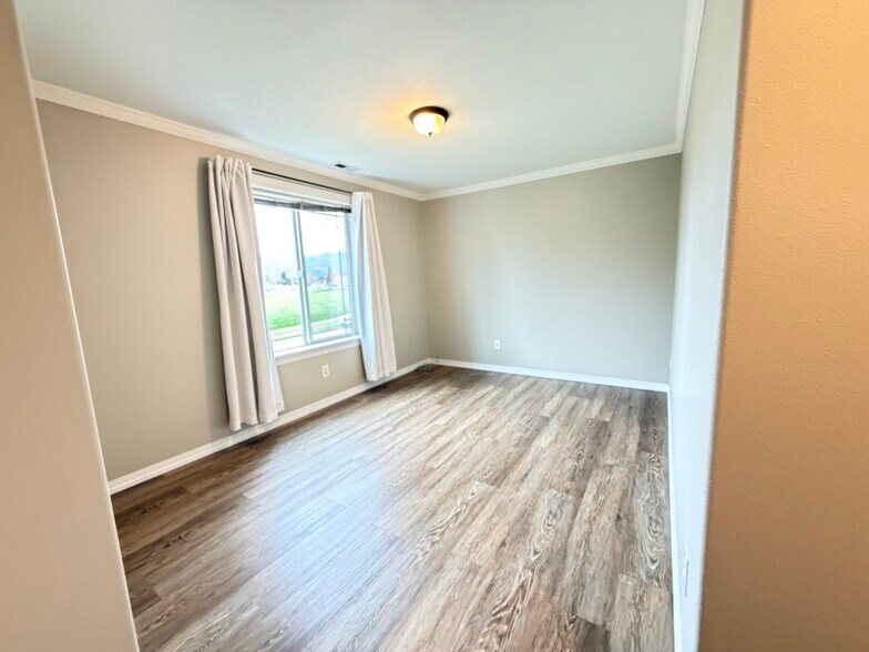 Building Photo - 1854 Hillcrest Ave