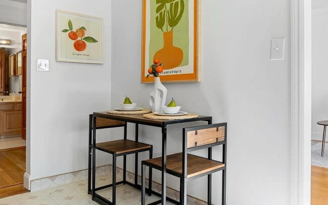 Building Photo - 1-bedroom, 1-bathroom apartment just moments from the breathtaking shores of Ocean Beach.