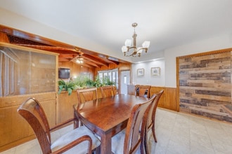 Building Photo - Perfect 2 Bedroom Location