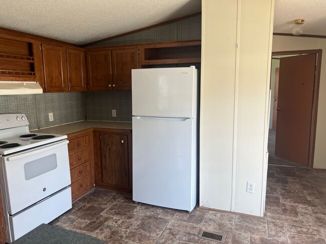 Building Photo - Large 16x80 Singlewide Mobile Home in Pine...