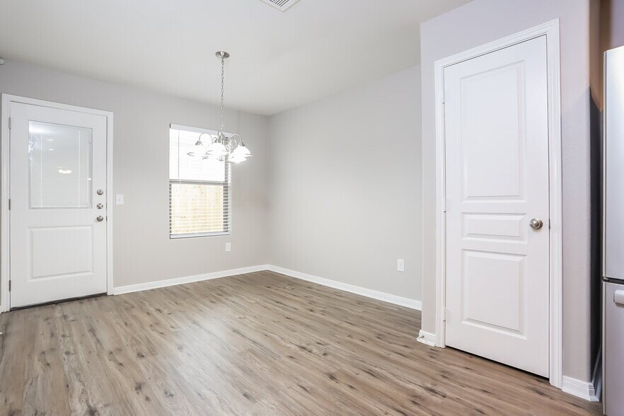 Building Photo - 9927 Sanders Rose Lane