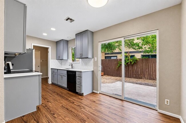 Building Photo - 8808 Pineridge Dr
