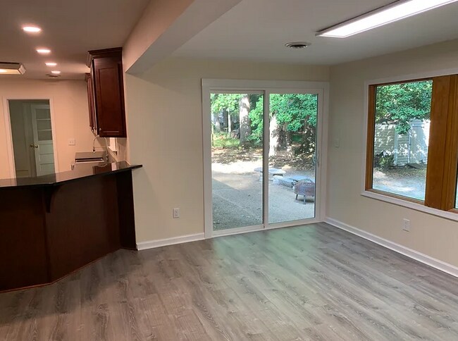 Building Photo - 207 Mill Neck Rd