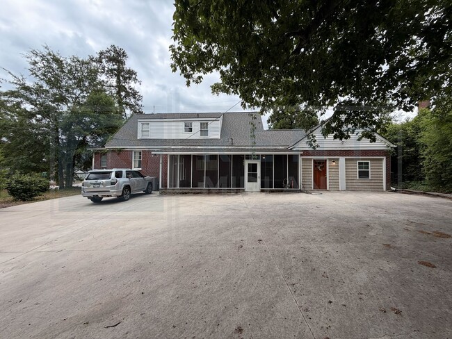 Building Photo - 3925 Rosewood Dr