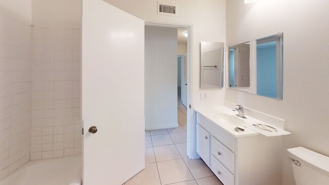 Building Photo - Spacious 4-Bedroom Home in the Heart of Or...
