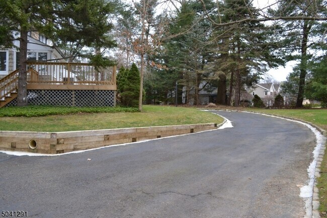 Building Photo - 3 Meadow Dr