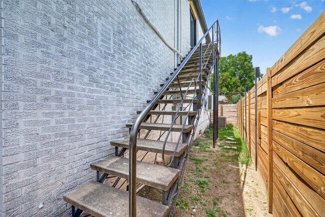 Building Photo - 3701 Hutchins St