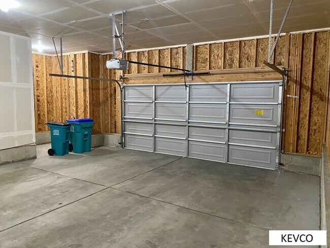 Building Photo - Spectacular New Construction!