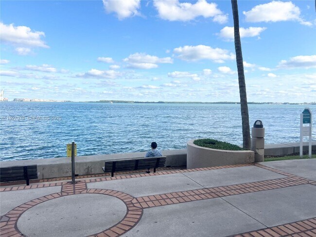 Building Photo - 540 Brickell Key Dr