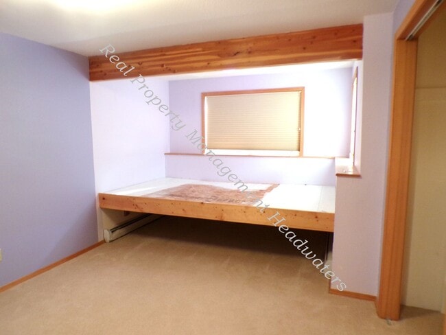 Building Photo - 5 Bedroom 2-1/2 Bath House for Rent