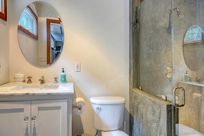 Building Photo - 1531 Marmont Ave