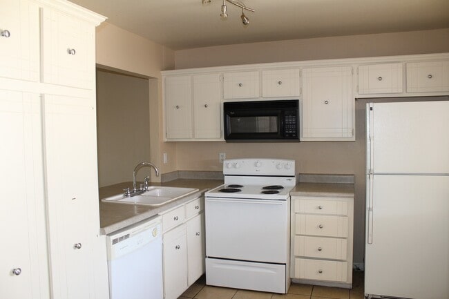 Primary Photo - VILLA DE CORTEZ