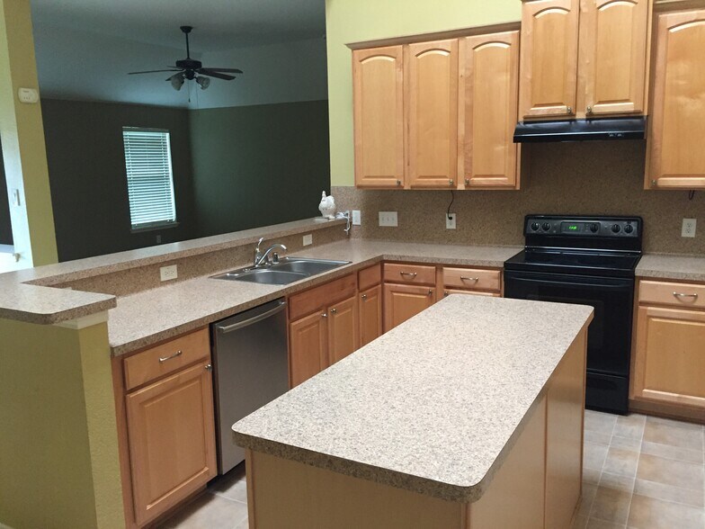Building Photo - 1000 Warbler Ln