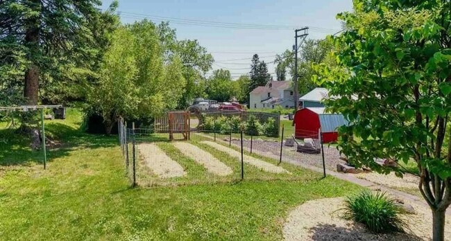 Building Photo - 424 E 10th St