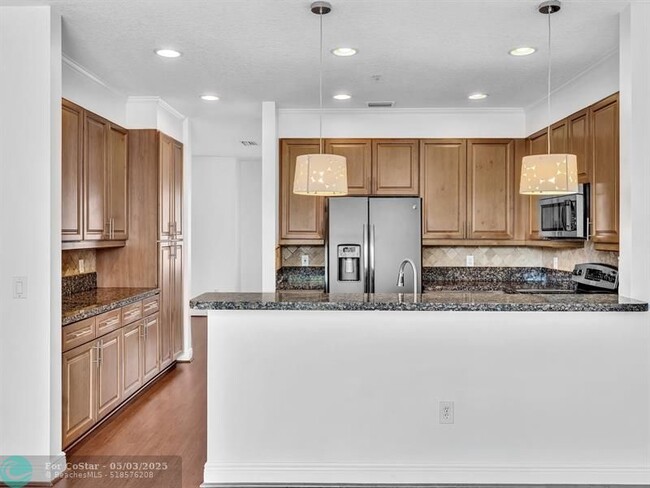 Building Photo - 563 NW 35th Pl