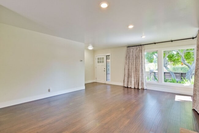 Building Photo - Beautifully remodeled 2 bed, 2 bath home.