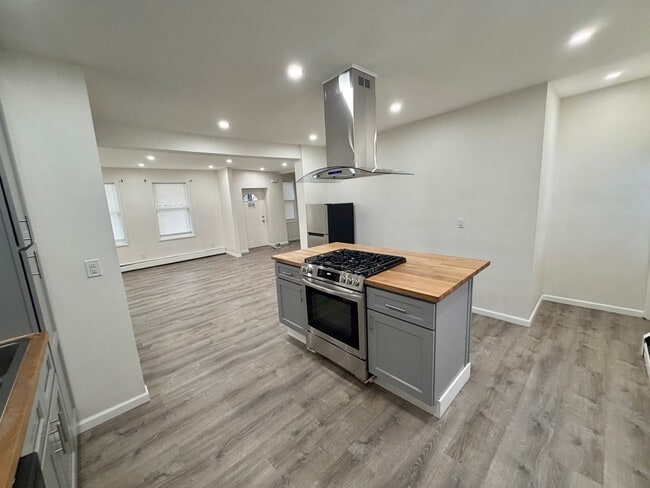 Building Photo - 283 Grand St