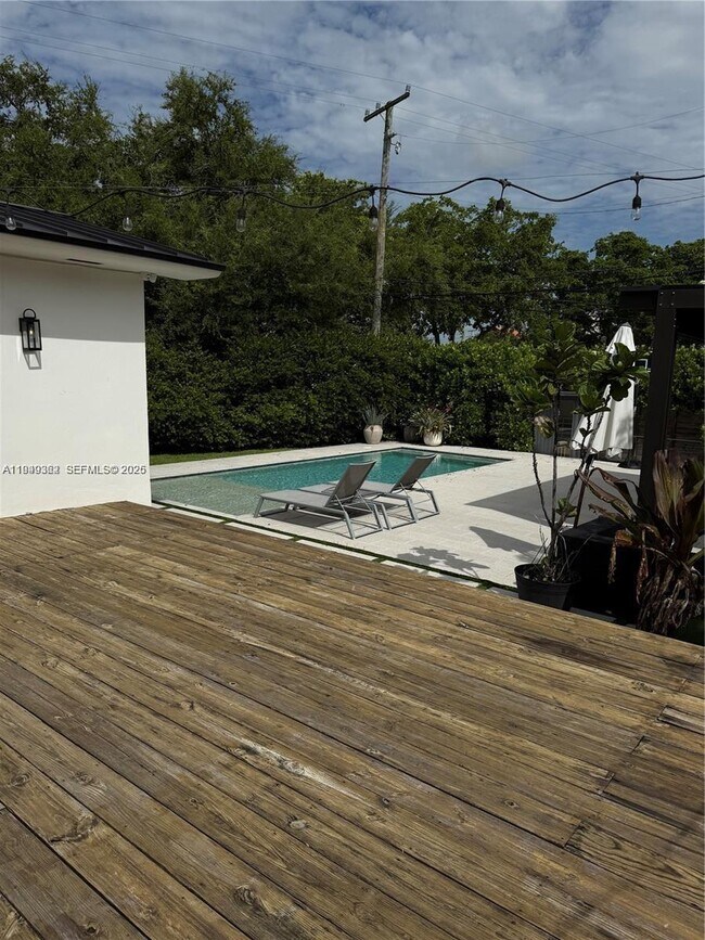 Building Photo - 675 NE 93rd St