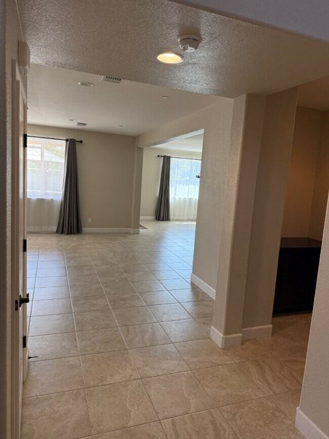 Building Photo - Newer Modern 4 Bedroom 3.5 Bath w/ Bedroom...