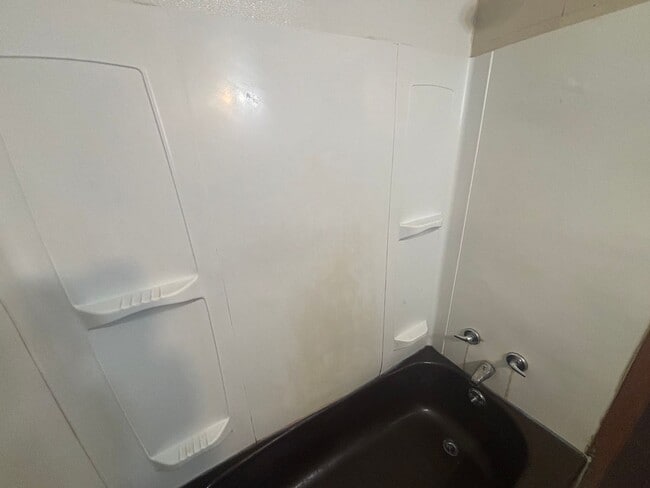 Building Photo - Sweet Single Story Swissvale Living!