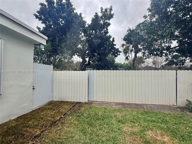 Building Photo - 3400 SW 17th St