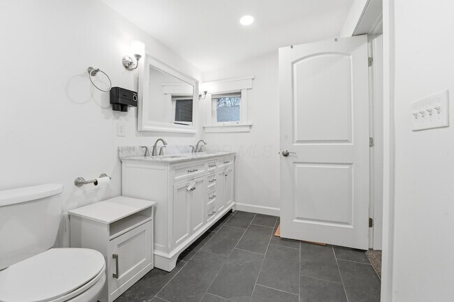 Building Photo - 905 McAllister Ave