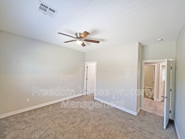 Building Photo - 1121 Sixshooter Ave