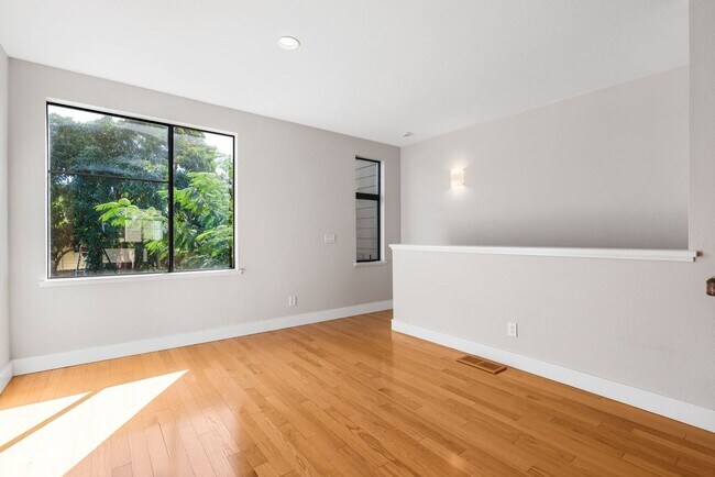Building Photo - Modern 2BD/2BA Townhome w/ Private Yard, Garage & Smart Features — Near Downtown Oakland