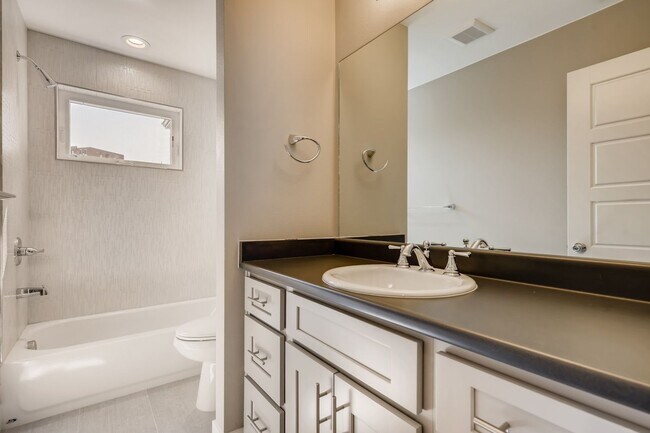 Building Photo - Beautiful Half Duplex for Rent