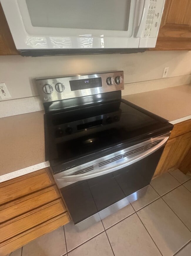 Building Photo - Coming Soon!!! 4/2/2 with Fireplace!