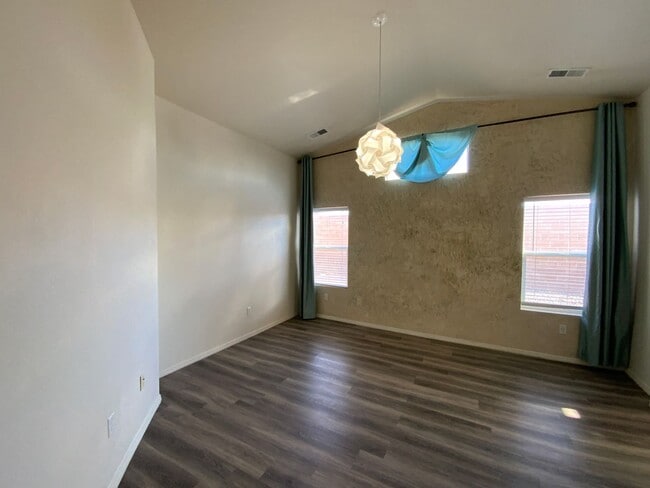 Building Photo - 4 Bedroom Single Story Home Available Near Unser Blvd NE & King Blvd NE in Rio Rancho!