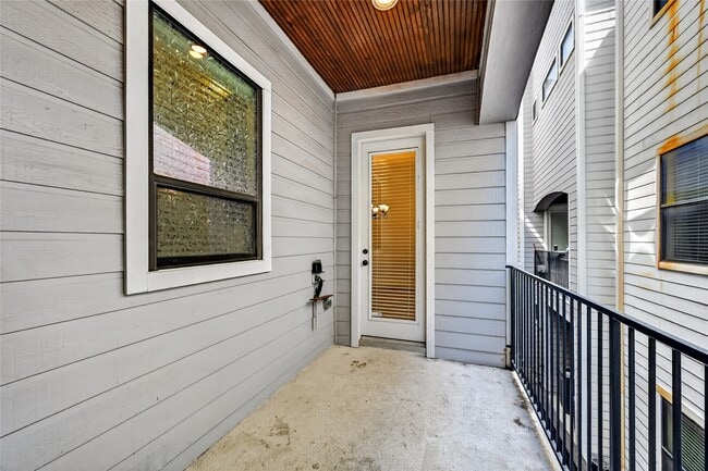 Building Photo - 5305 Lillian St