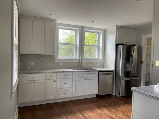 Building Photo - 5 Locust St NE