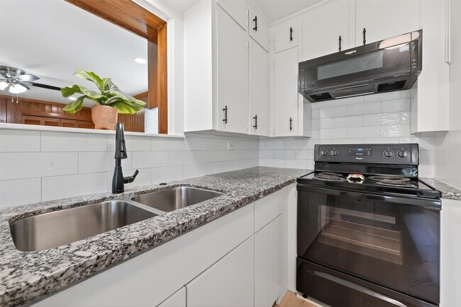 Building Photo - 729 Loggins Dr